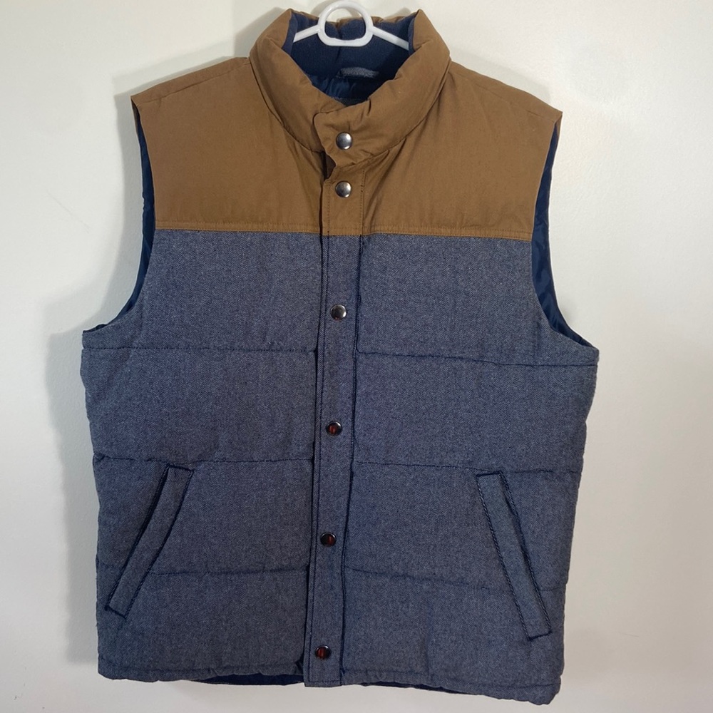 Gap puffer vest size medium blue tan